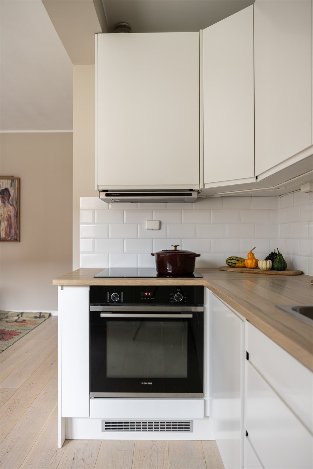 Laminert benkeplate med nedfelt oppvaskkum og ettgreps, svingbart blandebatteri. Utstyrt med induksjonstopp, innebygd stekeovn, samt integrert kjøleskap/fryser og oppvaskmaskin (smal modell). Galleribilde