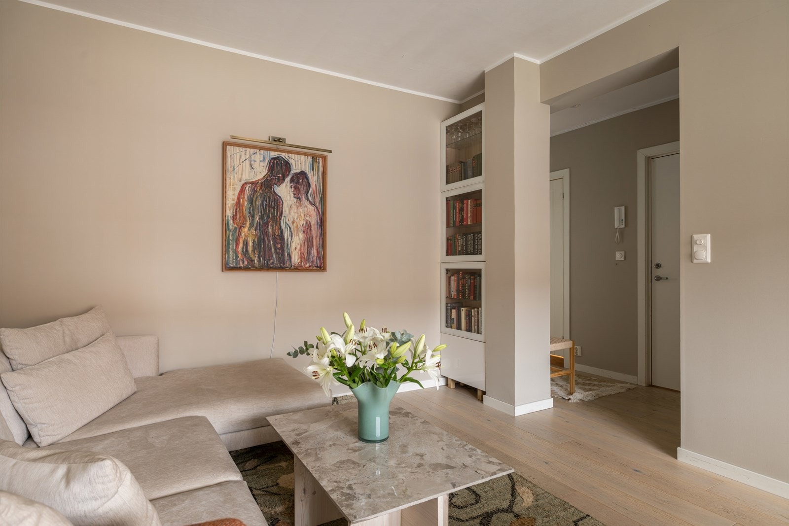Leiligheten er malt i en lun og moderne beigetone. Galleribilde