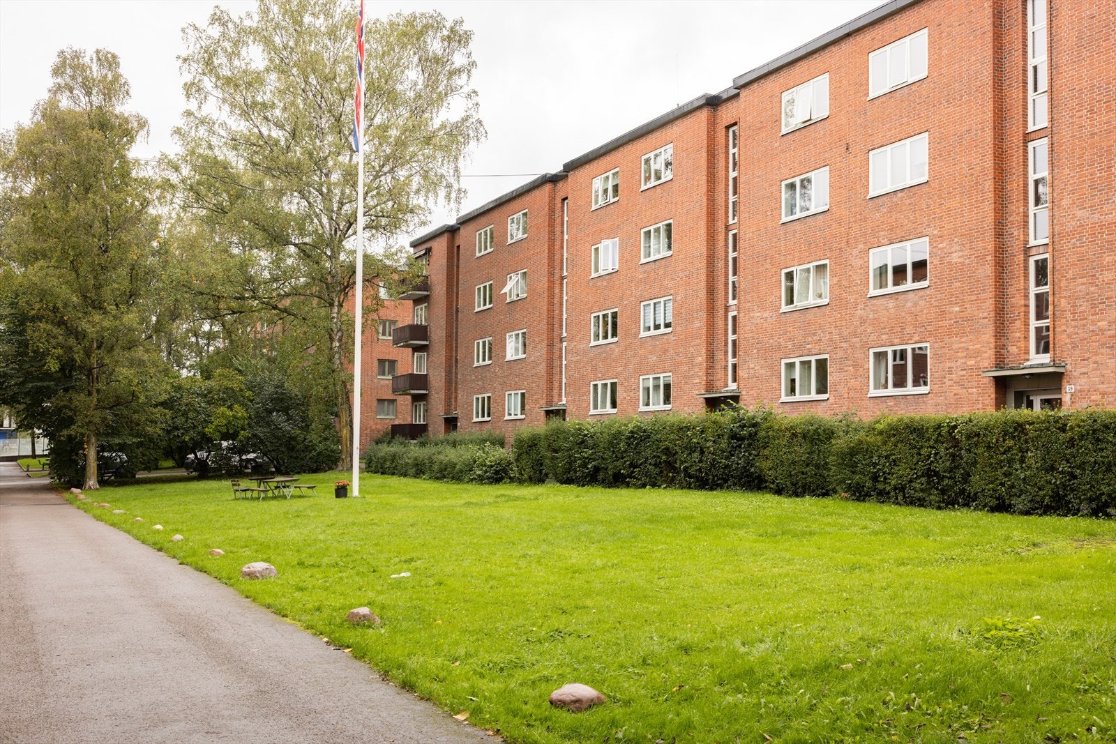 Fellesområdene er pent opparbeidet med gressplen, sittegrupper og beplantning. Galleribilde
