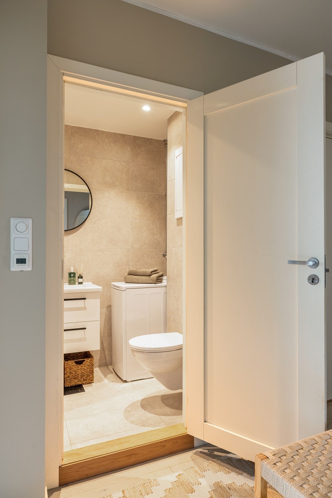 Badet er helfliset med gulvvarme, fliser på vegger og malt himling med downlights, noe som gir et rent og elegant uttrykk. Galleribilde