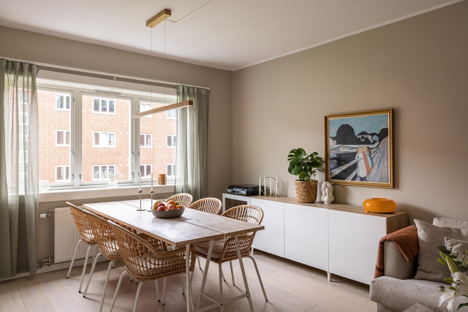 En lys og gjennomgående 3-roms med flott beliggenhet i byggets 2. etasje. Galleribilde