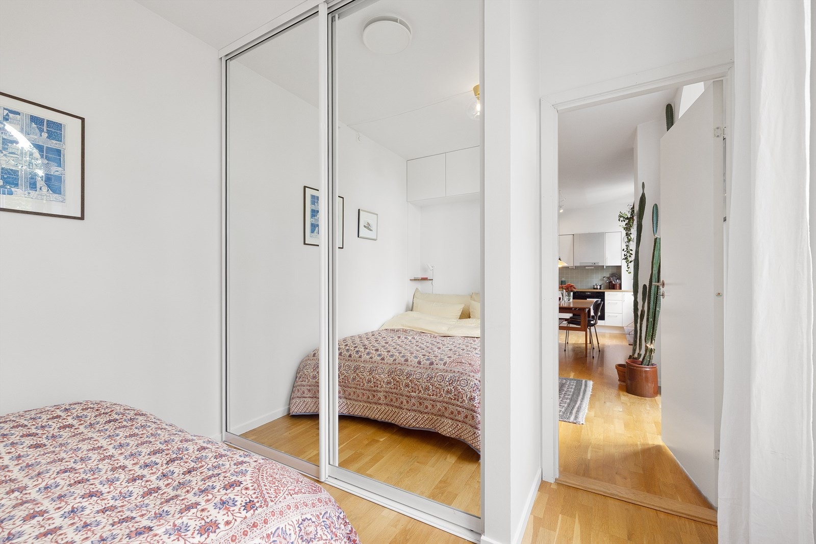 Det er godt med lagringsplass i både skyvedørsgarderobe og plassbygd garderobeløsning. Galleribilde