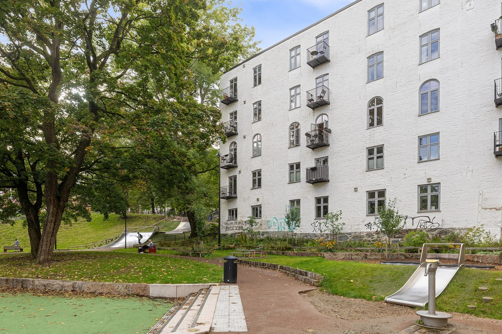 Leiligheten ligger i byggets 2. etasje fra bakgård og oppleves som 3. etasje sett fra parken. Galleribilde