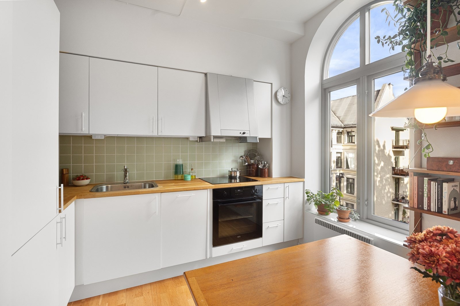 På kjøkkenet er det godt med lagringsplass i både skap og skuffer samt god plass til matlaging. Kjøkkenet er godt utnyttet, med plass til det man trenger. Galleribilde