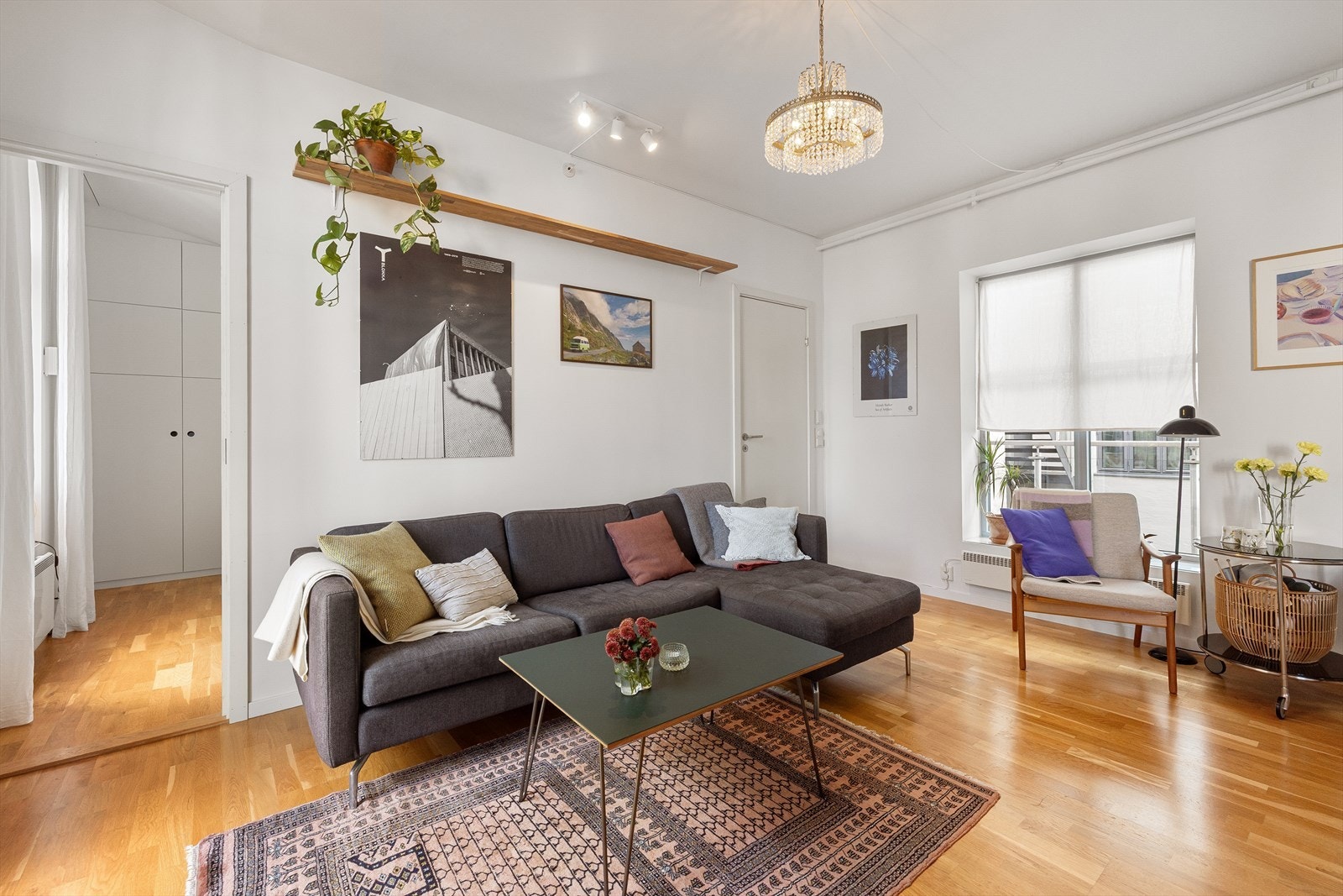 Rommet har en gjennomgående planløsning med vinduer også mot bakgården. Galleribilde