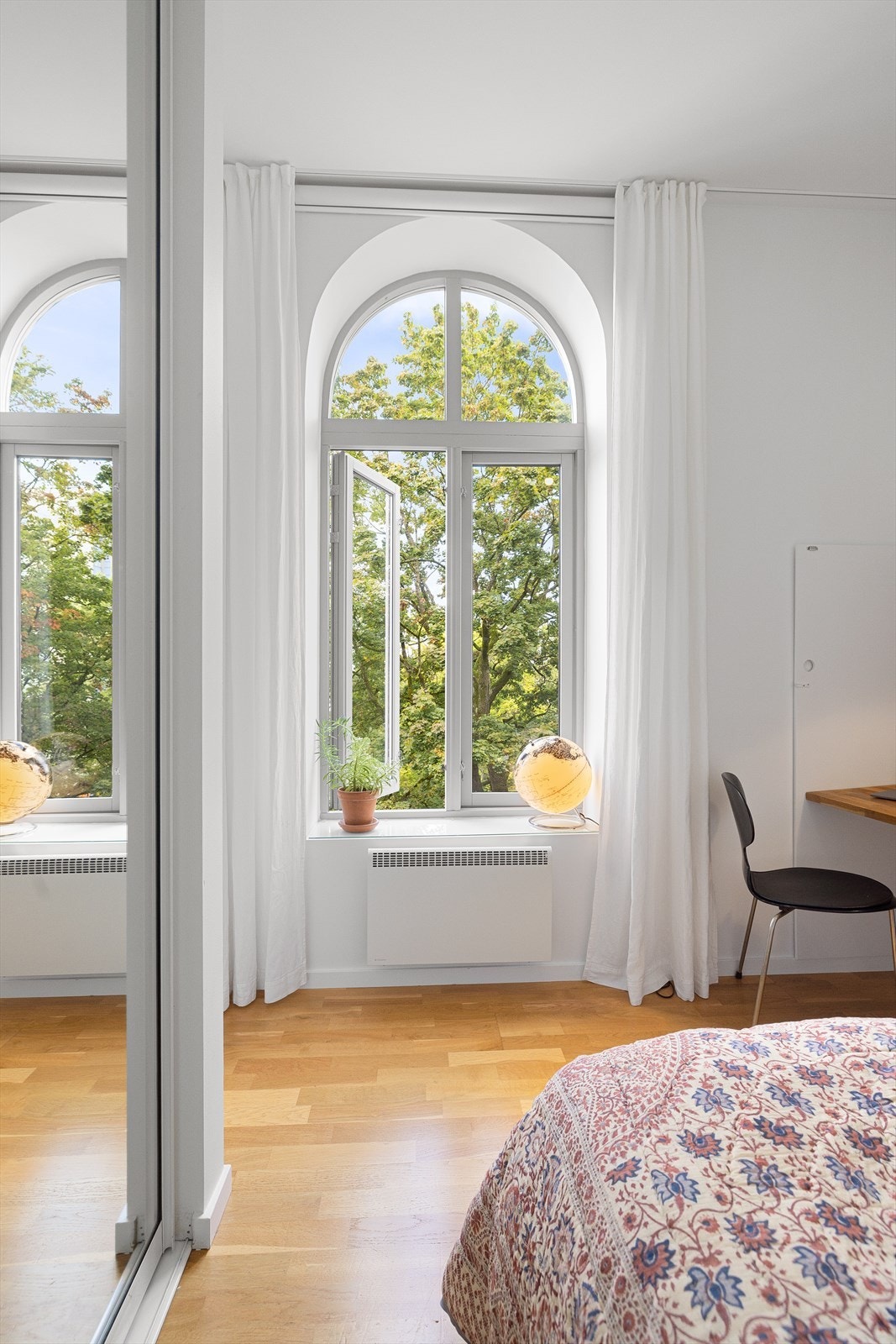 Lyst soverom vendt mot frodig park. Galleribilde