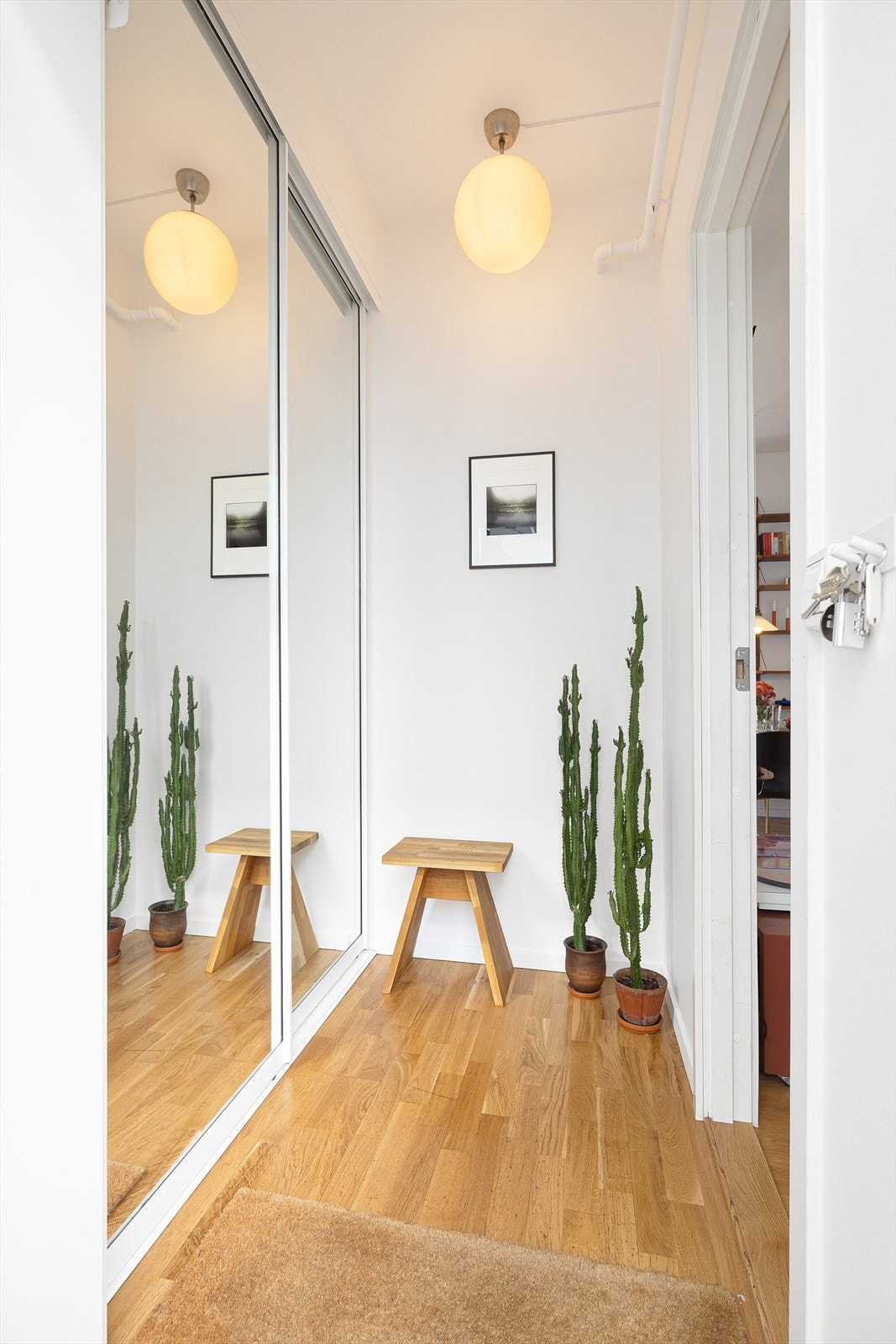 I gangen er det skyvedørsgarderobe for oppbevaring av yttertøy. Velkommen inn! Galleribilde