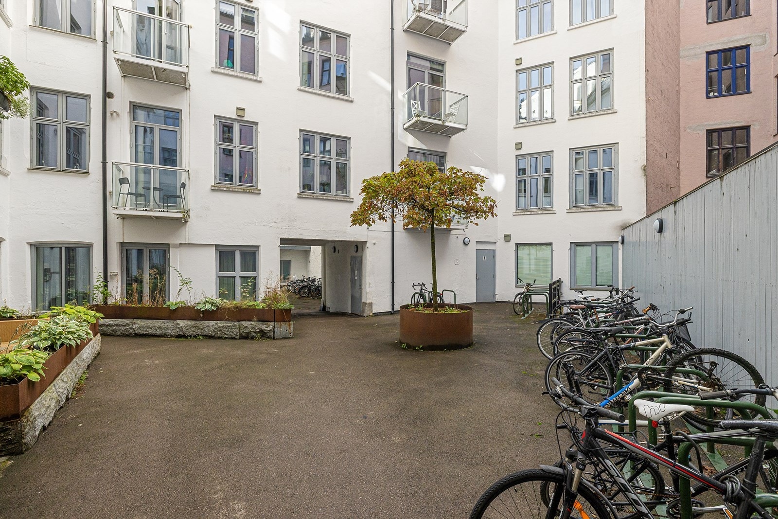 Indre gård med sykkelparkering. Galleribilde