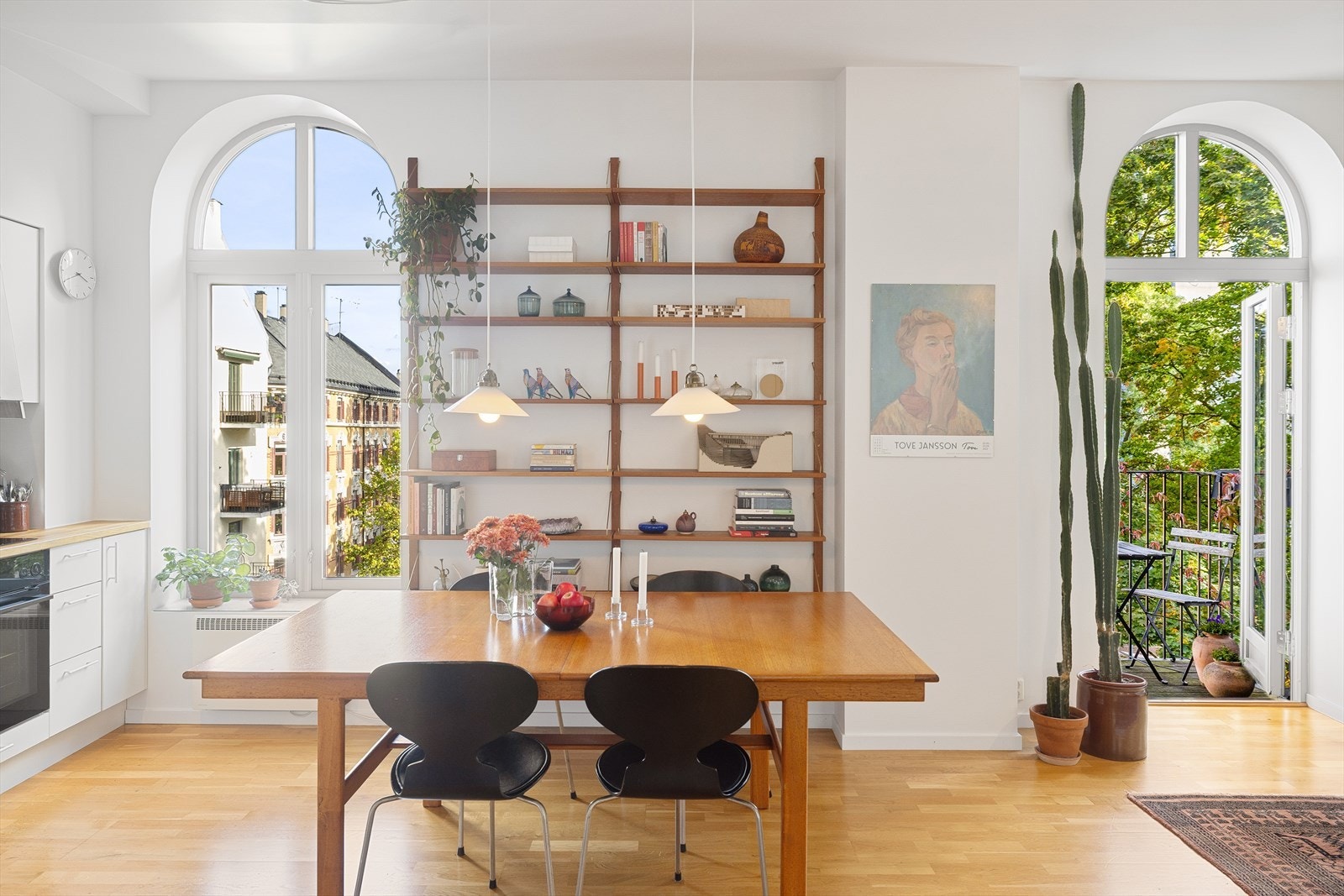 Boligen har store, buede vinduer og ekstra god takhøyde som gjør at leiligheten oppleves særdeles lys og luftig. Galleribilde