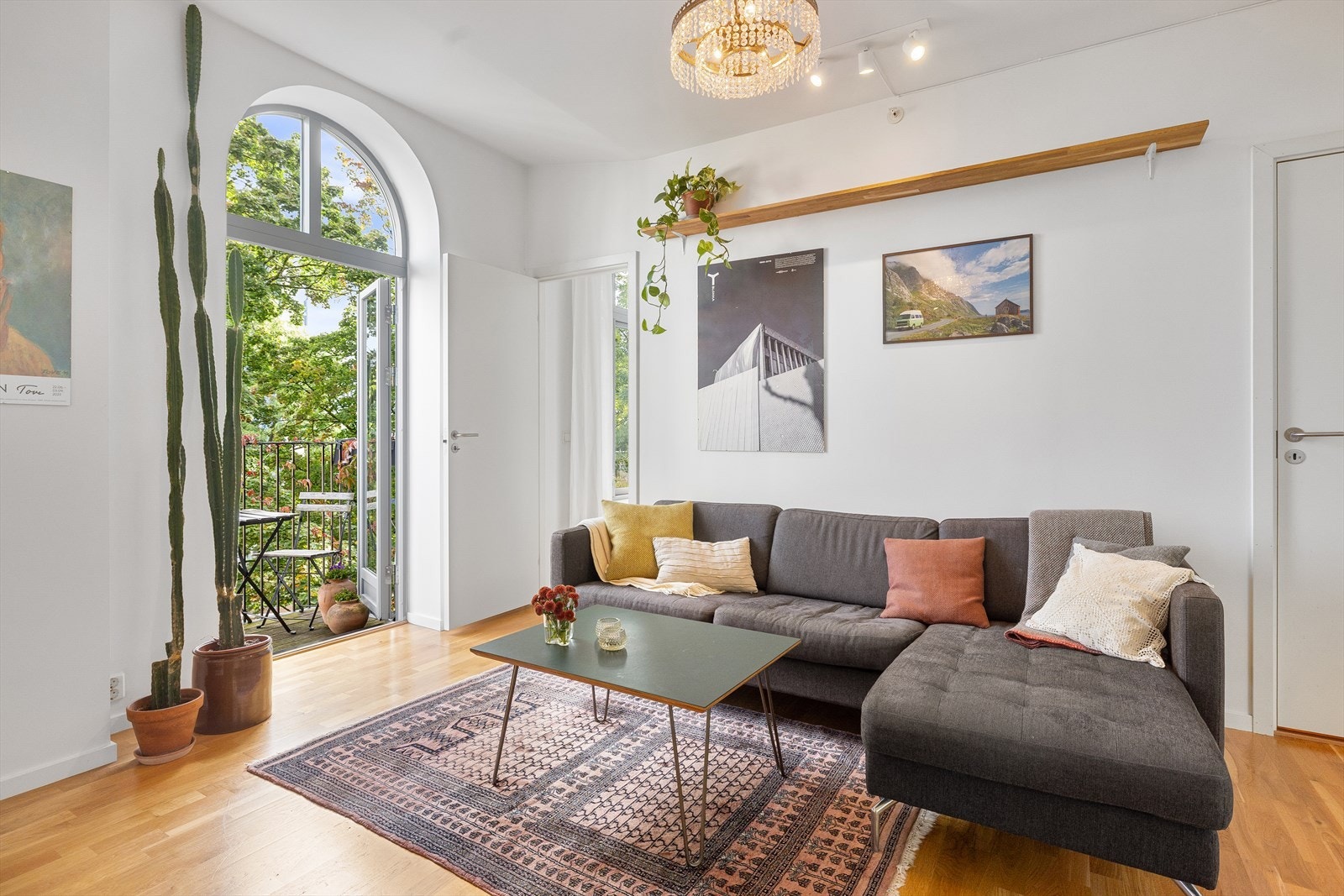 Det er god plass til sofagruppe med tilhørende sofabord og tv-benk. Galleribilde