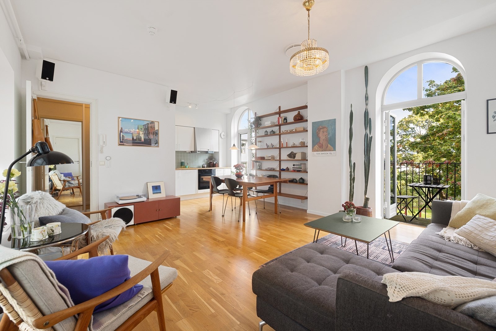 Leiligheten ligger i 2. etasje og inneholder entré, stue, kjøkken, soverom og bad. Galleribilde