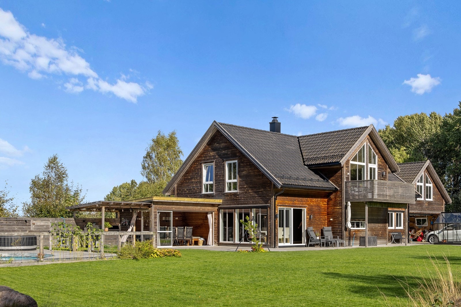 Hovedeiendommen består av flott bolighus fra 2012 med tilhørende dobbel garasje med innredet loft. Galleribilde