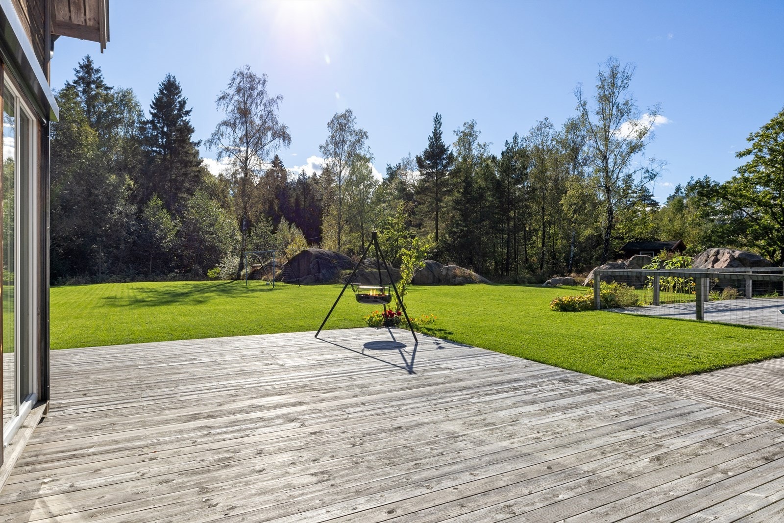 Gode solforhold på eiendommen med sol fra tidlig morgen til ca. 2100 sommerstid. Galleribilde