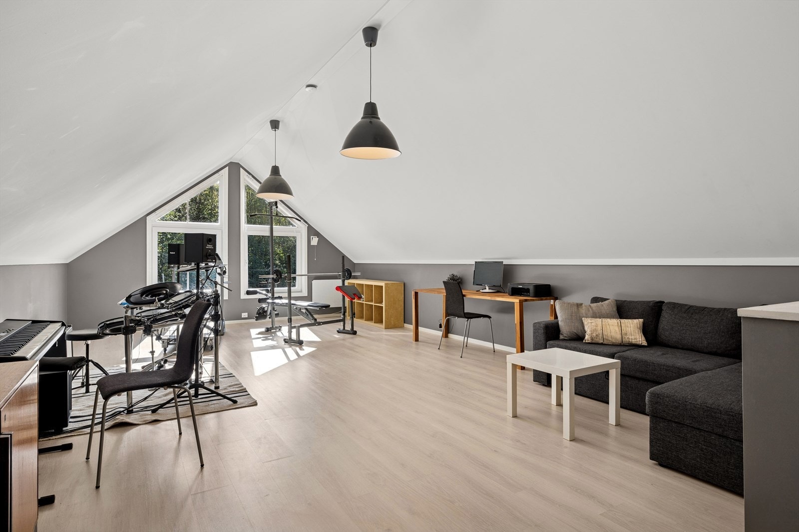 Disponibelt rom på garasjeloft med flere bruksmuligheter. Galleribilde