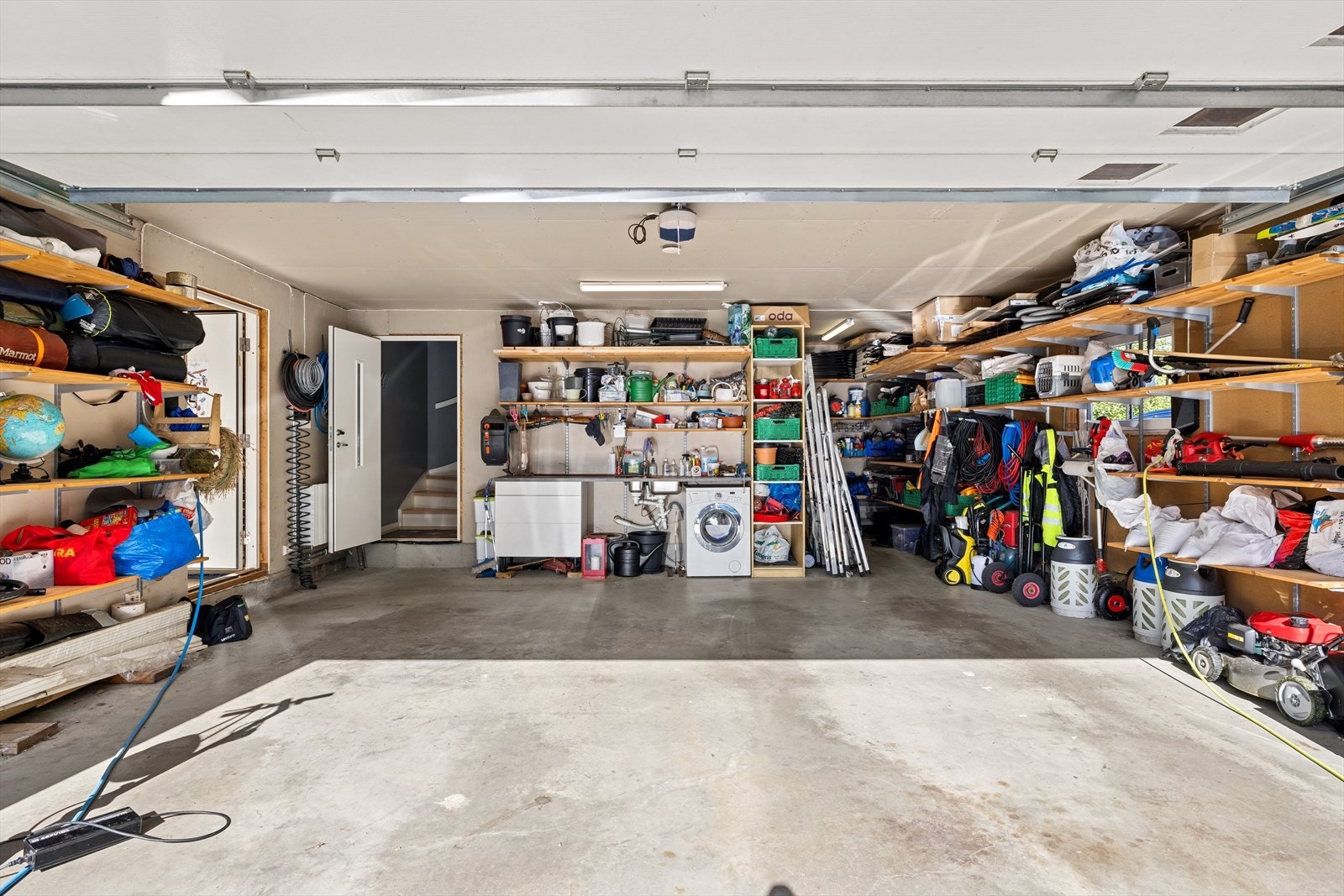 I garasjen er det gode lagringsmuligheter. Galleribilde