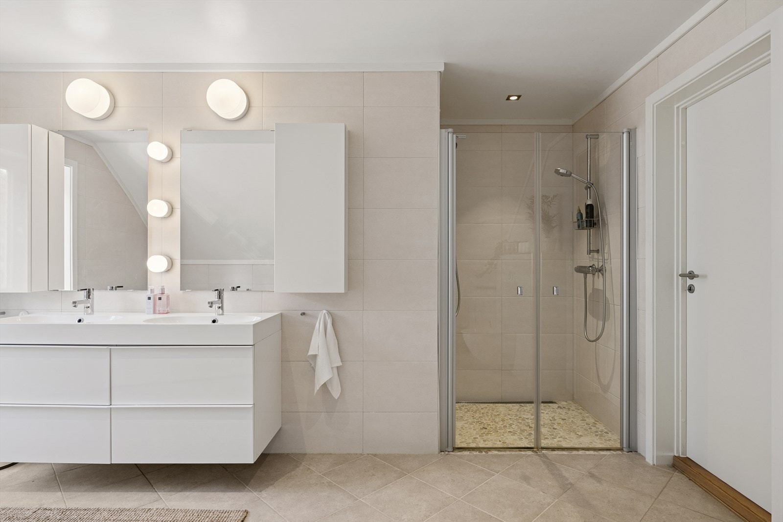 Forøvrig er badet innredet med stor dusjnisje med to stk. dusjer, vegghengt toalett og badekar. Galleribilde