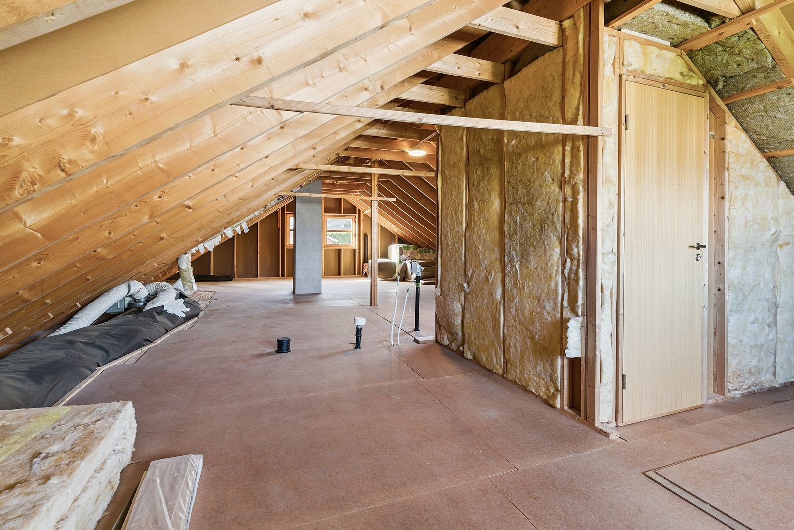 Opent loftsrom med potensiale Galleribilde