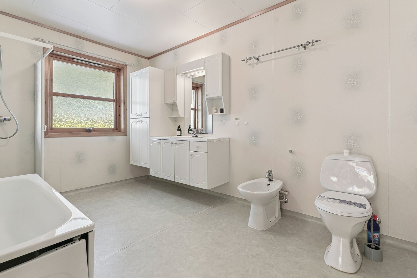 Baderom med badekar, dusjkabinett, bidè bla. Galleribilde