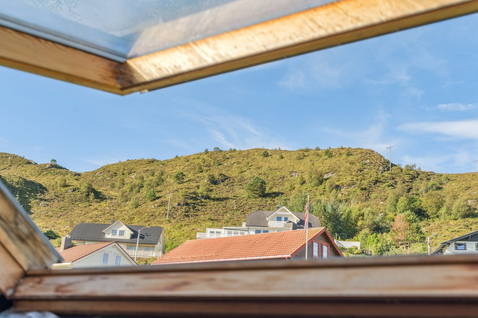 Utsikt ut gjennom takluke Galleribilde