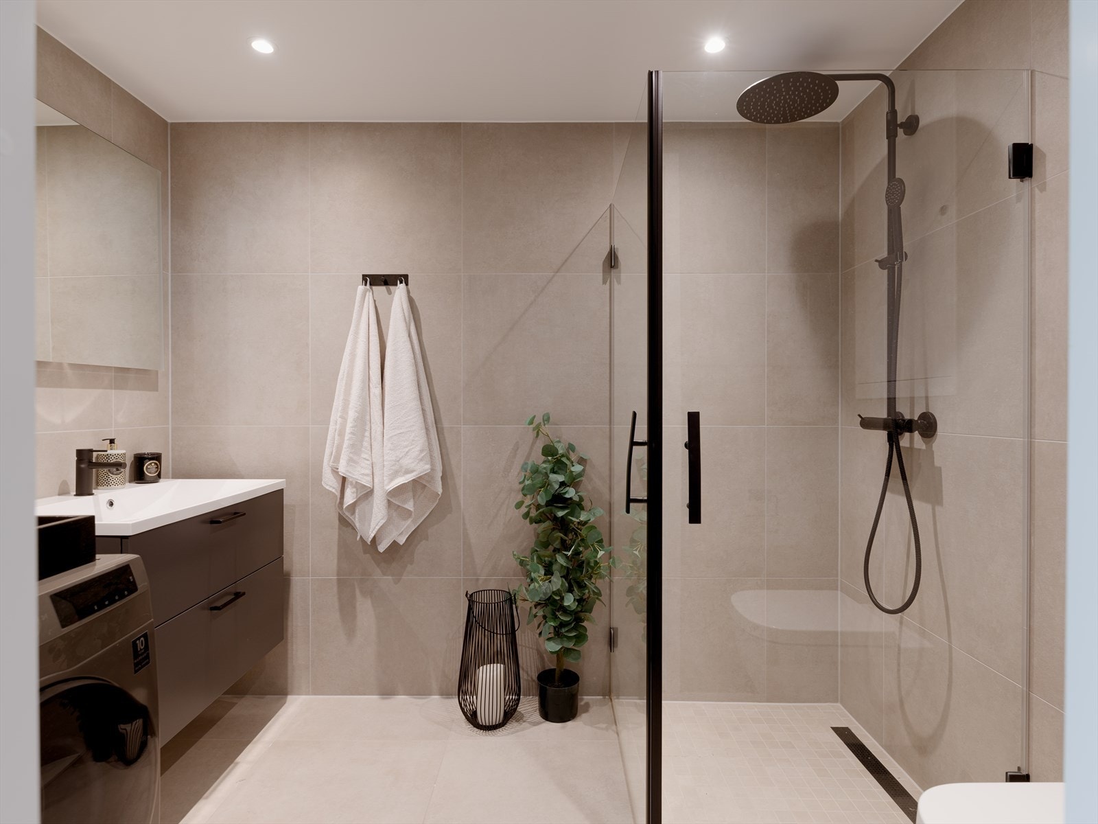 Særdeles delikat flislagt bad (fra byggeår) med vannbåren gulvvarme, integrert himlingsbelysning og opplegg for vaskemaskin. Galleribilde