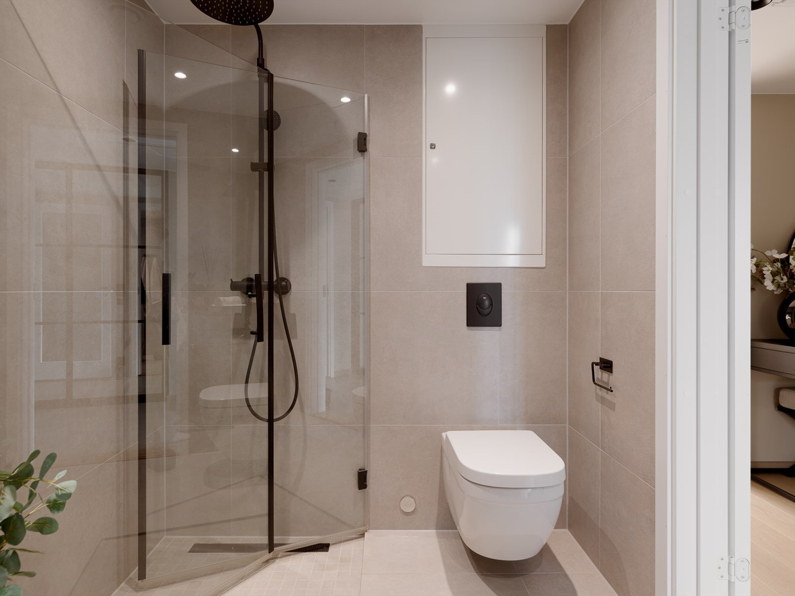 60/60 fliser på både gulv og vegger sammen med de sorte detaljene tilfører en ekstra luksuriøs stil på badet. Galleribilde