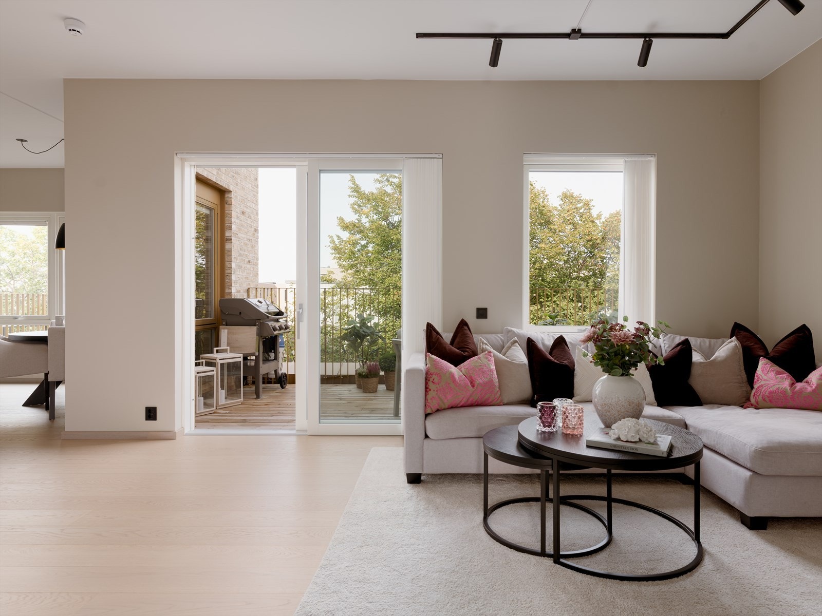 Kaja Olsen v/DNB Eiendom har gleden av å presentere en unik 3-roms topp- og hjørneleilighet i populære Gregers kvartal på Løren. Galleribilde