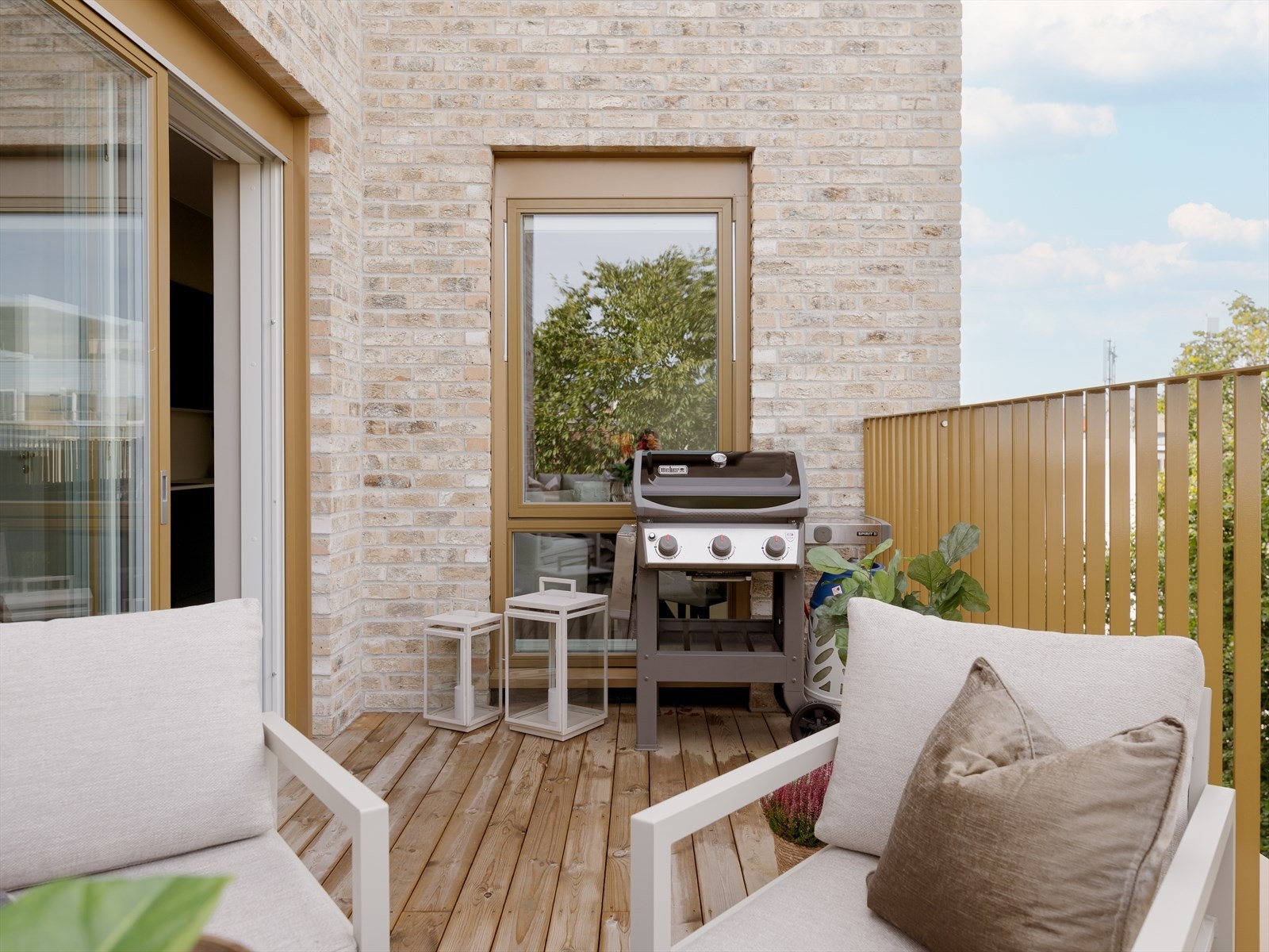 Her kan du nyte solen fra ca. kl 14 og utover kvelden til ca. kl 21. En perfekt oase hvor du kan trekke deg tilbake fra bystøy. Galleribilde