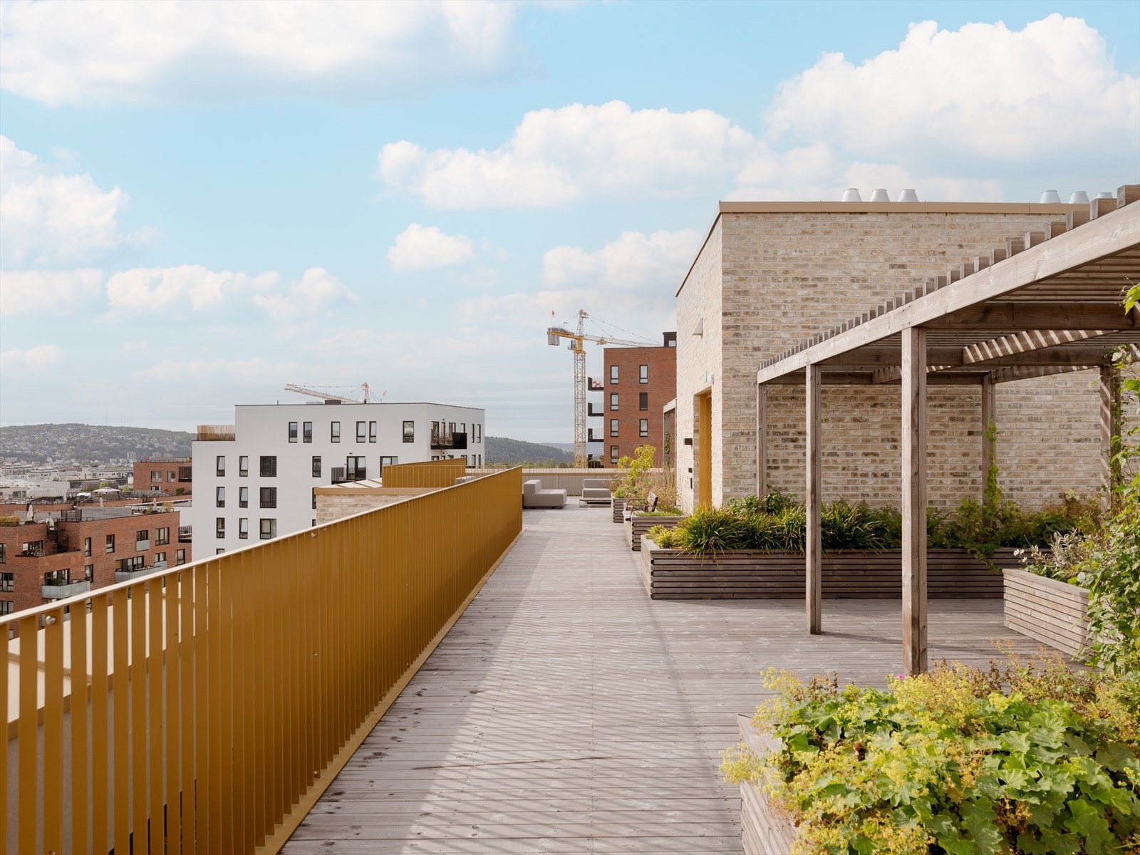 Her får du en av Oslo's beste takterrasser med upåklagelige solforhold og nydelig utsikt. Takterrassen ligger kun en etasje opp fra leiligheten. Galleribilde