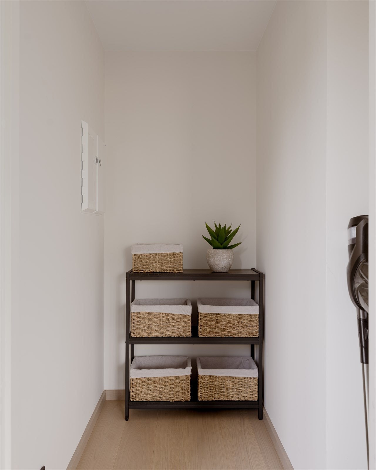 Fra kjøkkenet kommer du inn til en praktisk innvendig bod på ca. 3 m² som kan brukes til kontor, ekstra oppbevaring o.l. Galleribilde