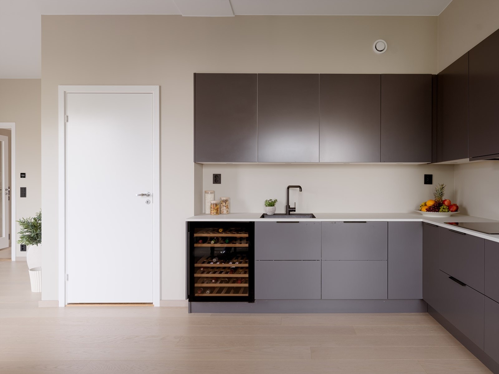 På kjøkkenet er det valgt vesentlige tilvalg. Blant annet er det satt opp to nye 60/60 skap, samt installert vinskap. Galleribilde