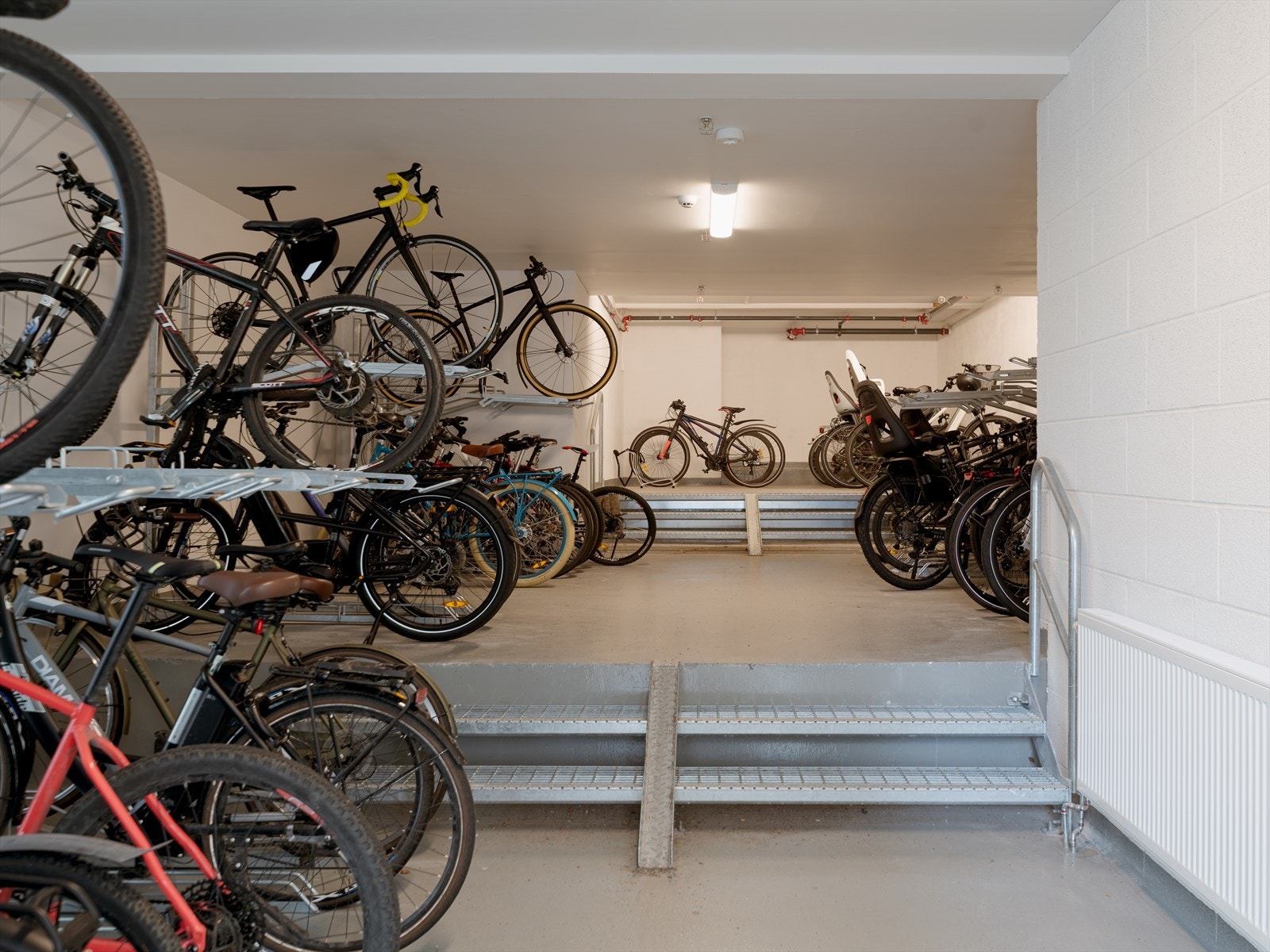Stor og praktisk felles sykkelbod i underetasjen. Galleribilde