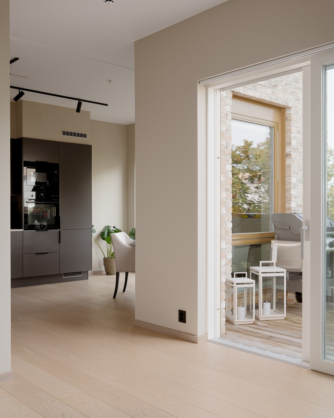 Fra den åpne stue-/kjøkkenløsningen får du en naturlig forlengelse av oppholdsrommet i form av en fantastisk terrasse. Galleribilde