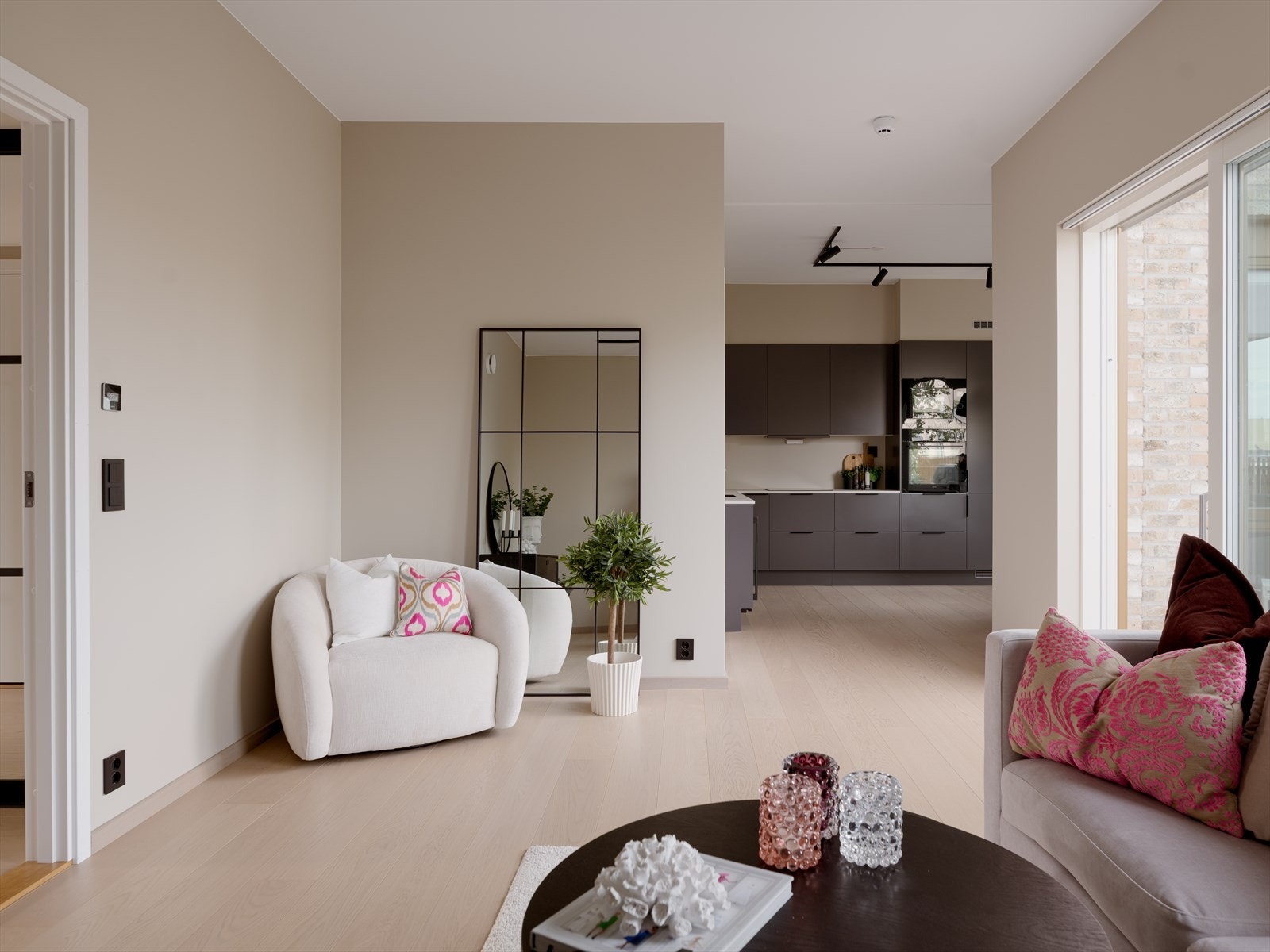 Stuen er i en delvis åpen løsning med kjøkkenet, noe som gjør dette til et sosialt og trivelig oppholdsrom. Galleribilde