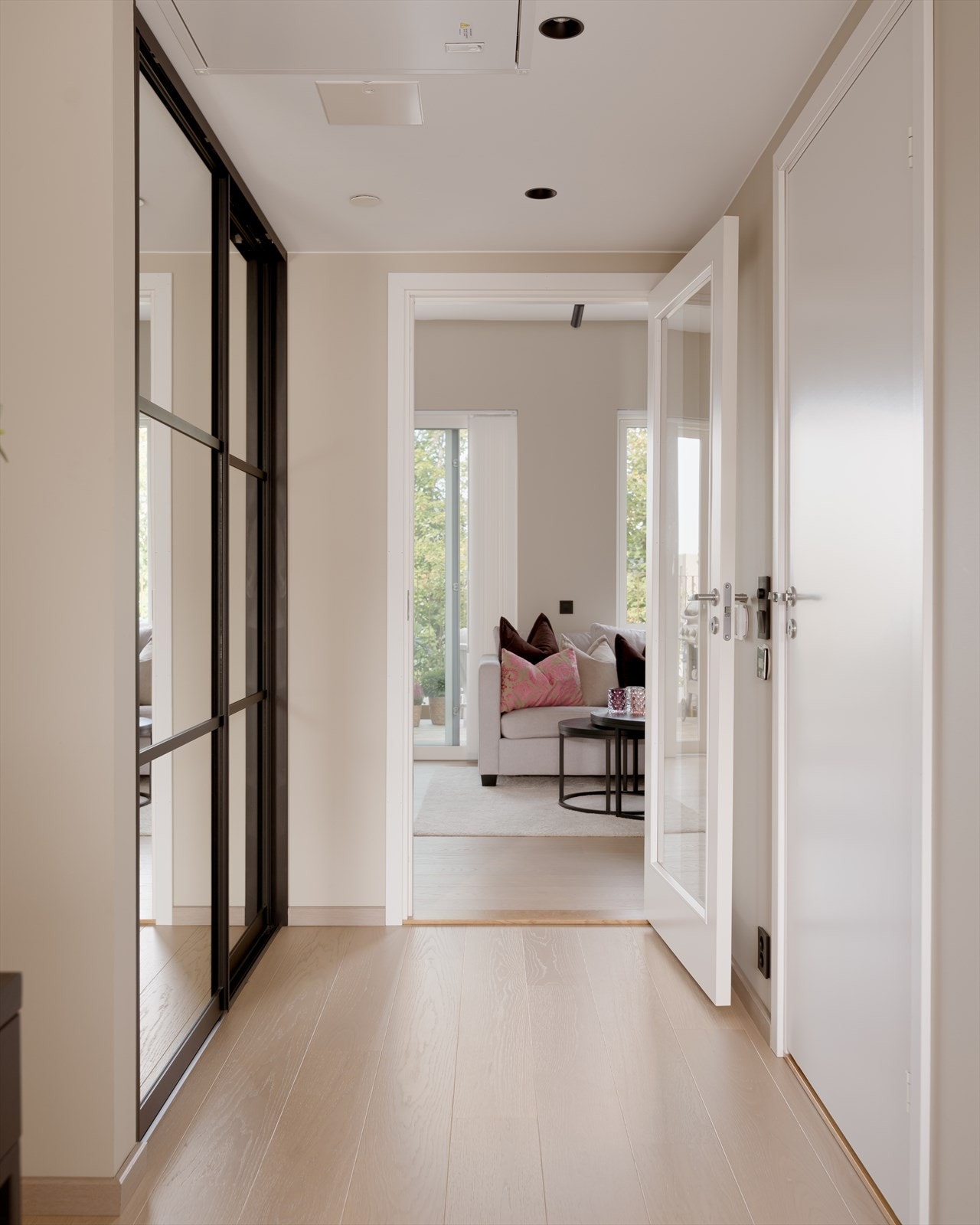 Boligen har en ypperlig og gjennomgående planløsning med god flyt mellom rommene. I entréen er det for øvrig et praktisk garderobeskap. Galleribilde