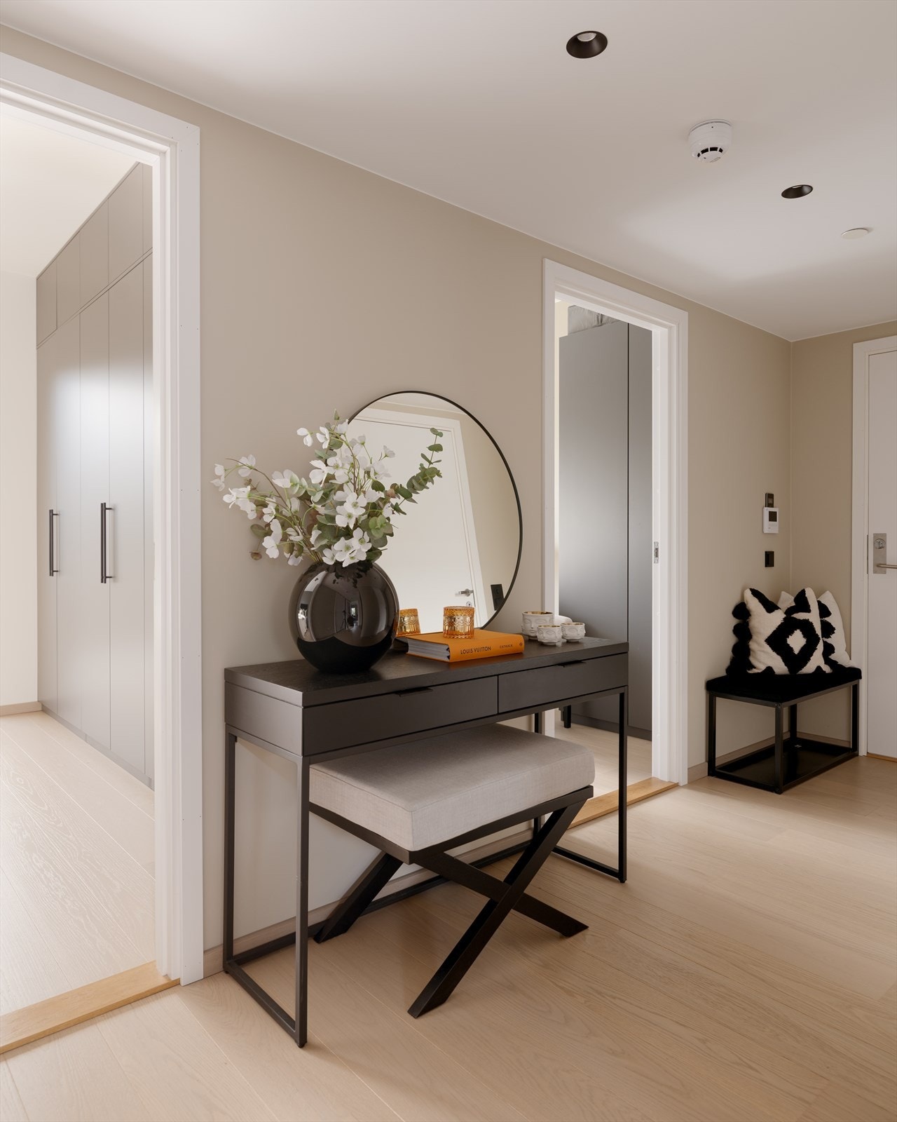 Fra entréen har du enkel adkomst til boligens to soverom. Galleribilde