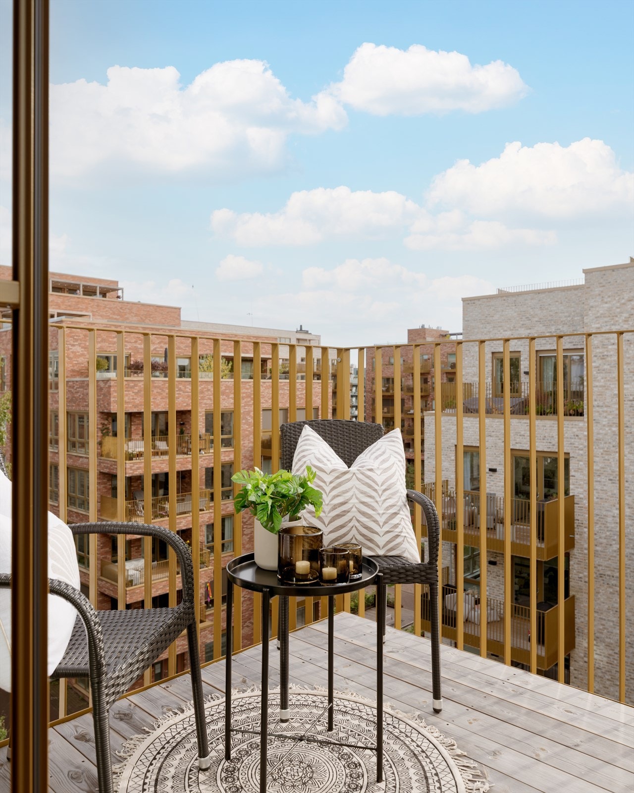 Balkongen har god plass til å møbleres med utemøblement og beplantning. Galleribilde