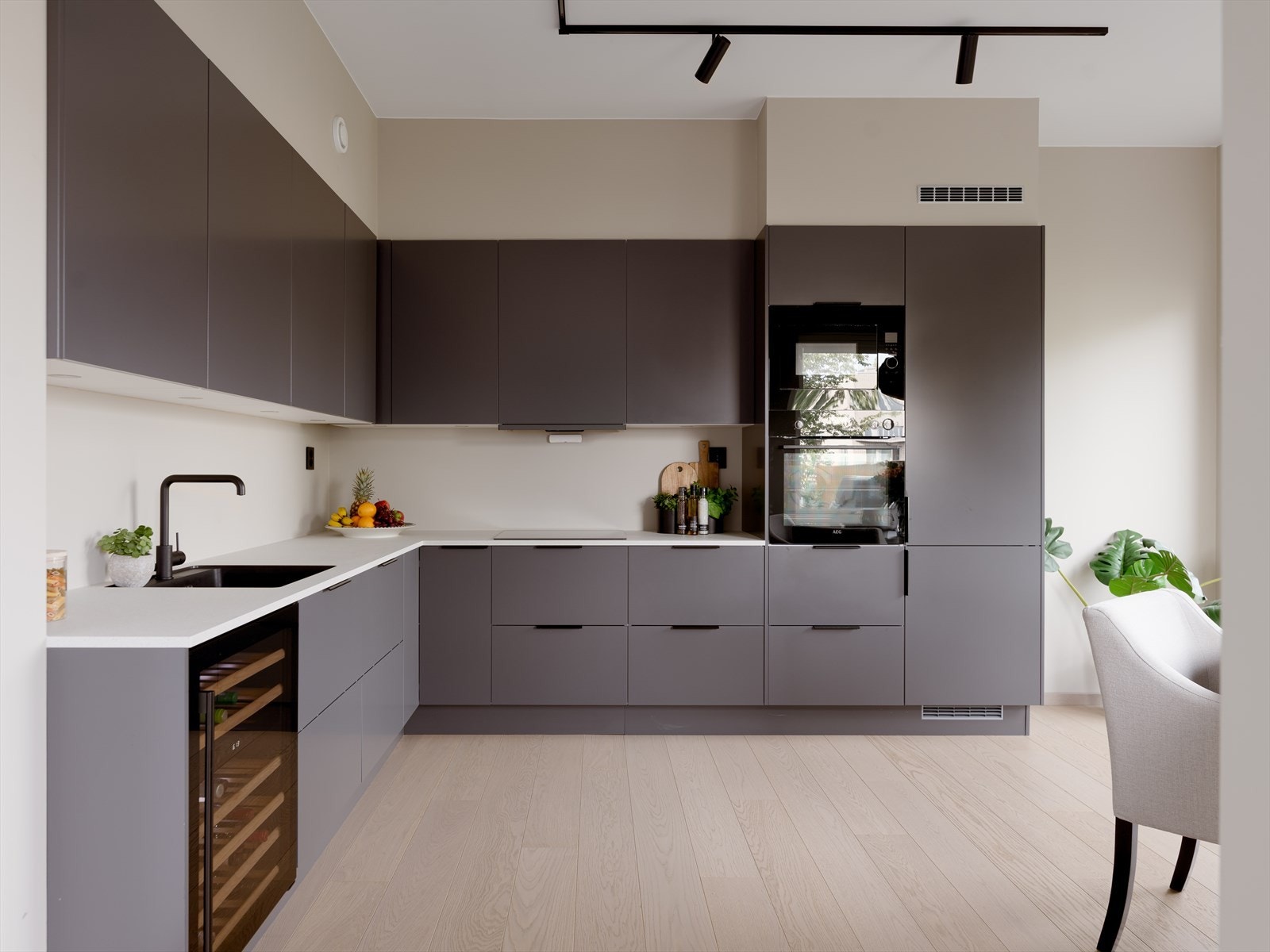 Stilrent kjøkken fra Sigdal med glatte folierte fronter og laminat benkeplate med planlimt kum i kompositt. Galleribilde