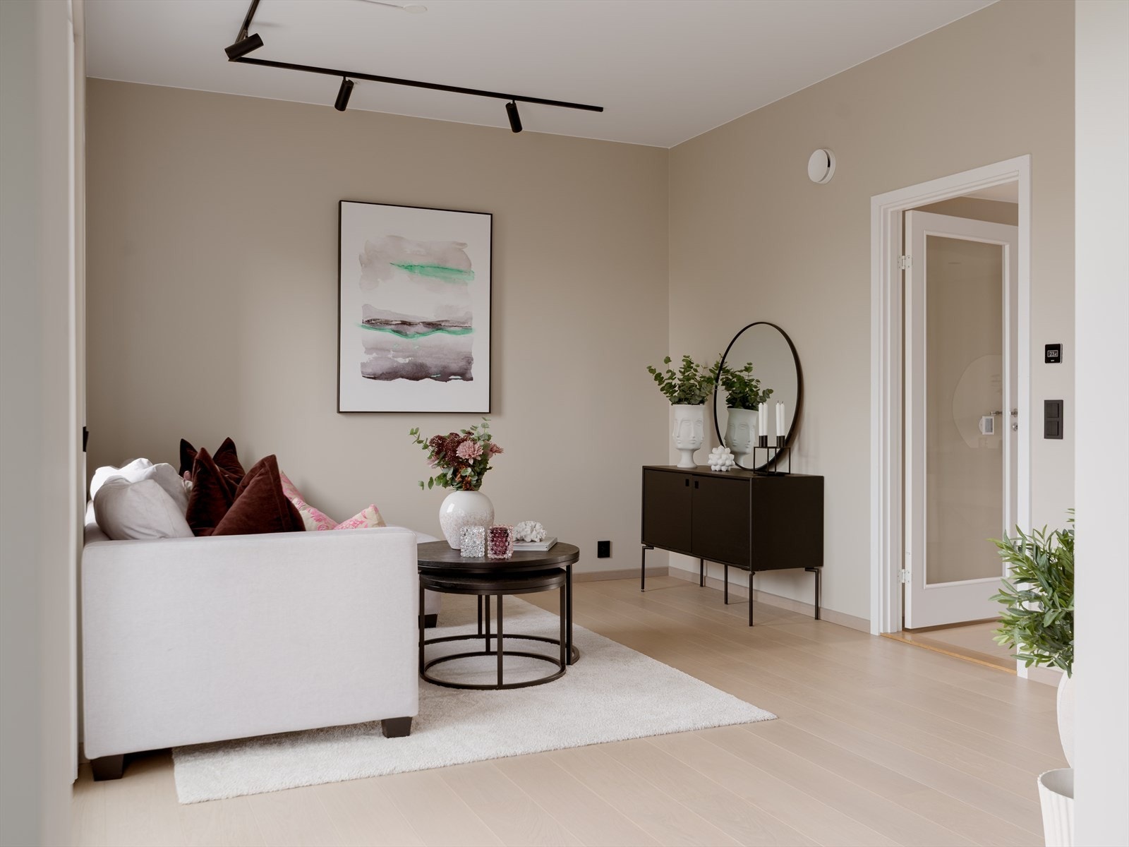 Stuen fremstår lys og innbydende med god plass til å møblere med sofagruppe, sofabord og tilhørende møblement. Galleribilde