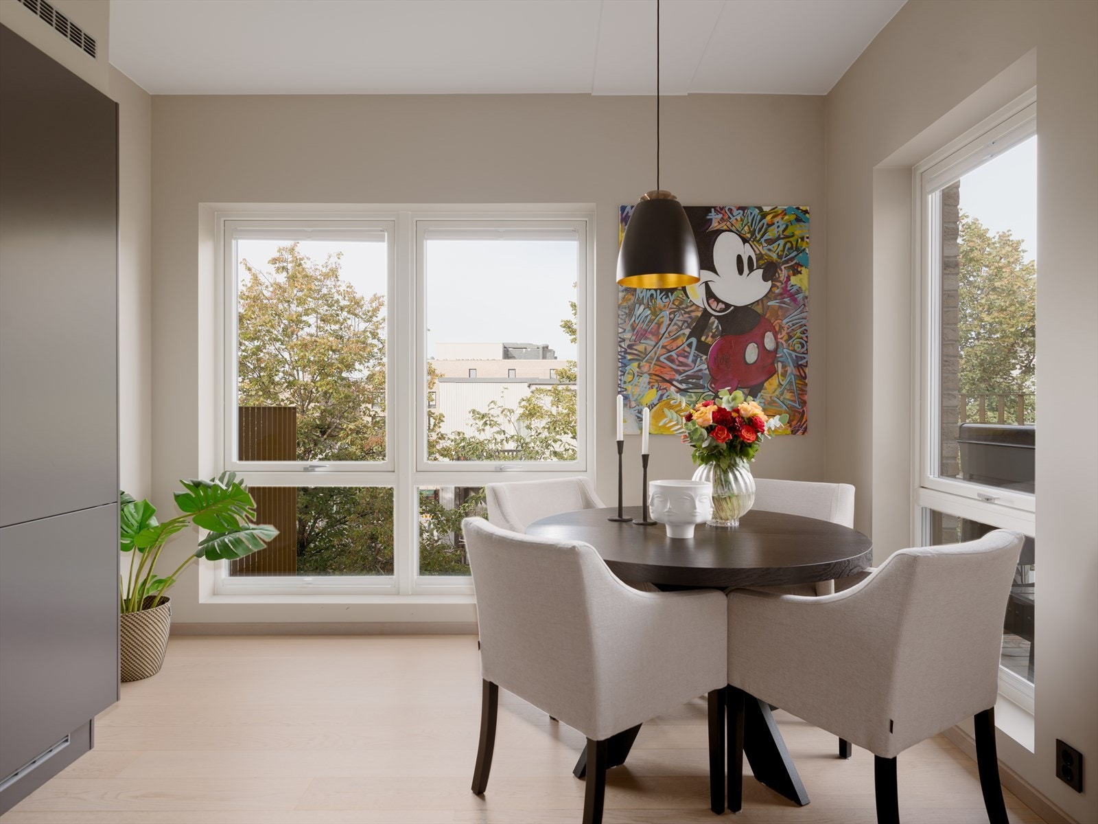 Naturlig plassering av spisemøblement ved kjøkkenet. De store vindusflatene kombinert med den generøse takhøyden skaper en luftig atmosfære. Galleribilde