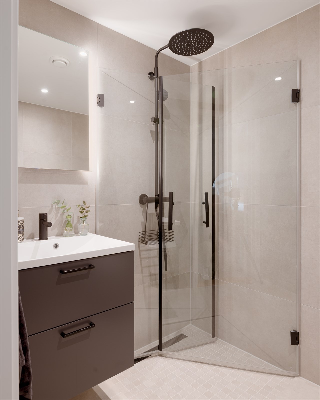 Badet fremstår særdeles delikat med de store flisene på gulv og vegger, samt de gjennomgående sorte detaljene. Galleribilde