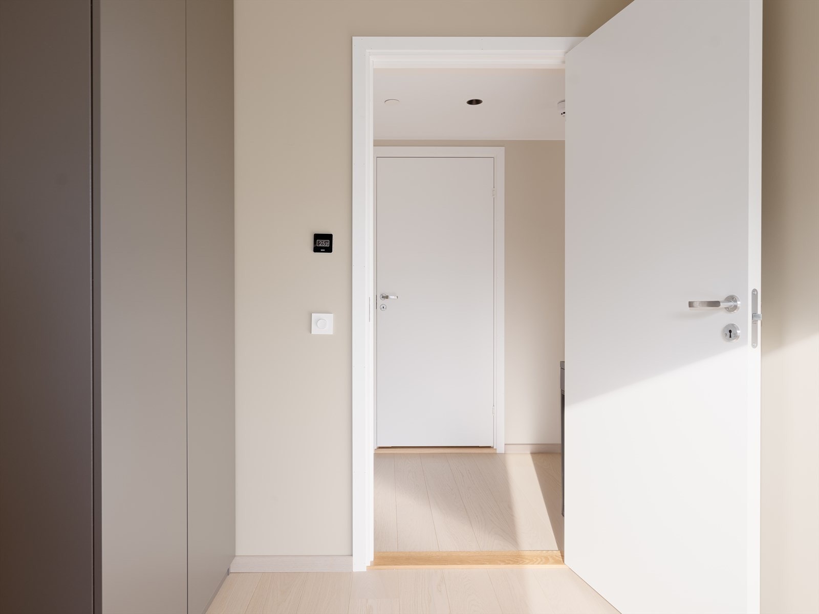 Her får du også et stort og praktisk klesskap med god oppbevaringsplass. Galleribilde