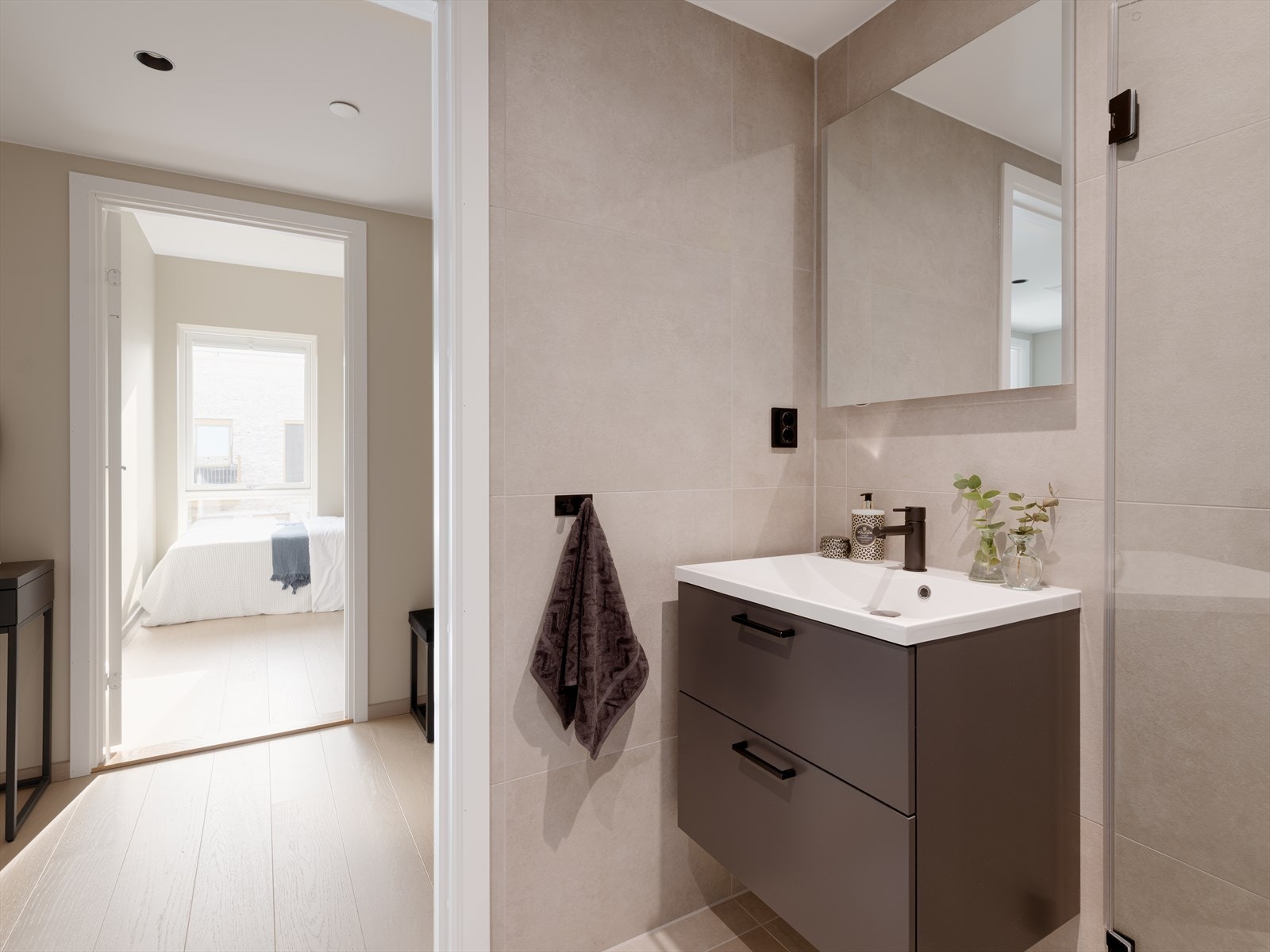 På begge badene er det balansert ventilasjon med avtrekksventil i himling, samt tilluft under dørblad, som bidrar til et godt inneklima. Galleribilde