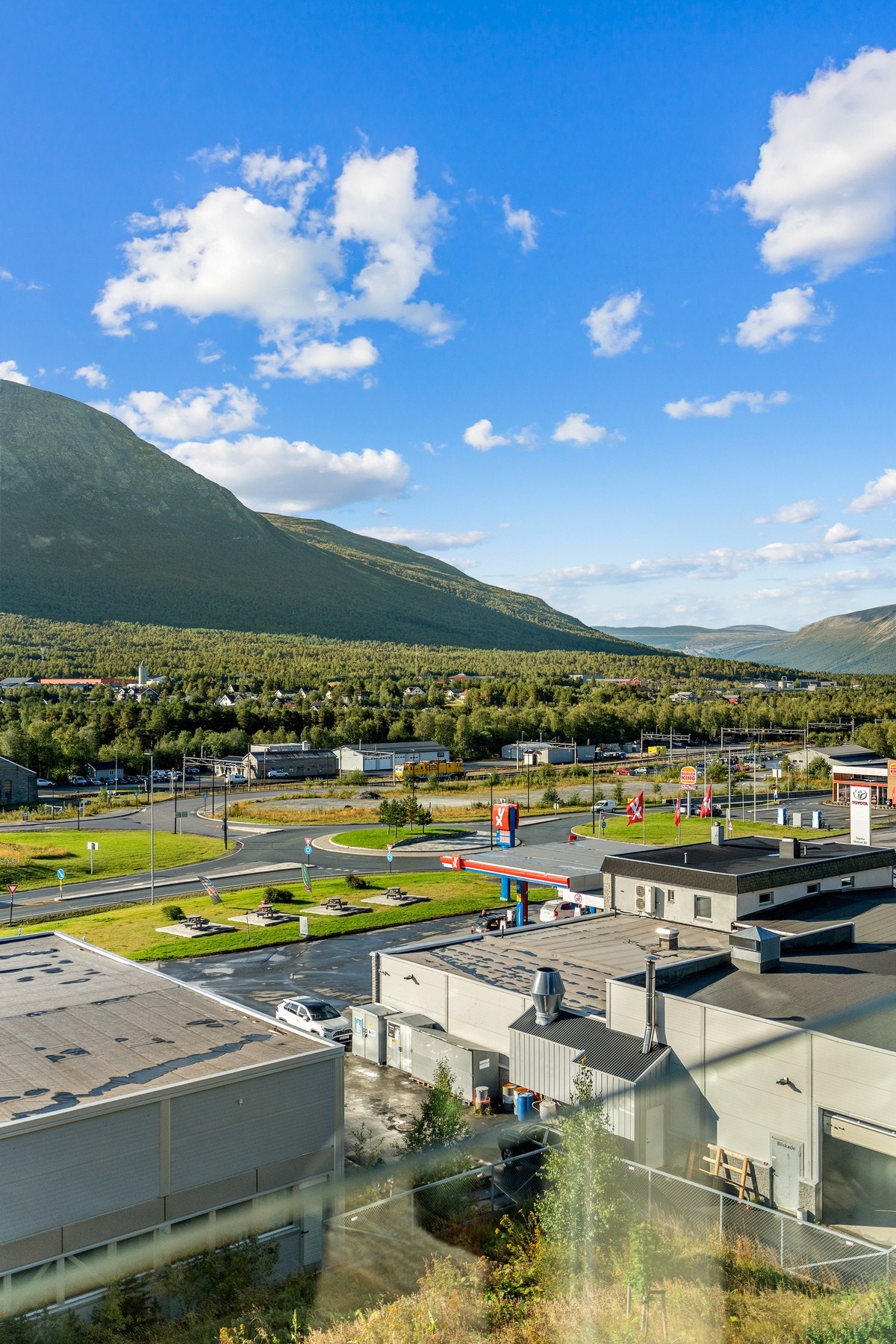 Balkongen byr på vid utsikt, retning Allmannberget og deler av sentrum. Galleribilde