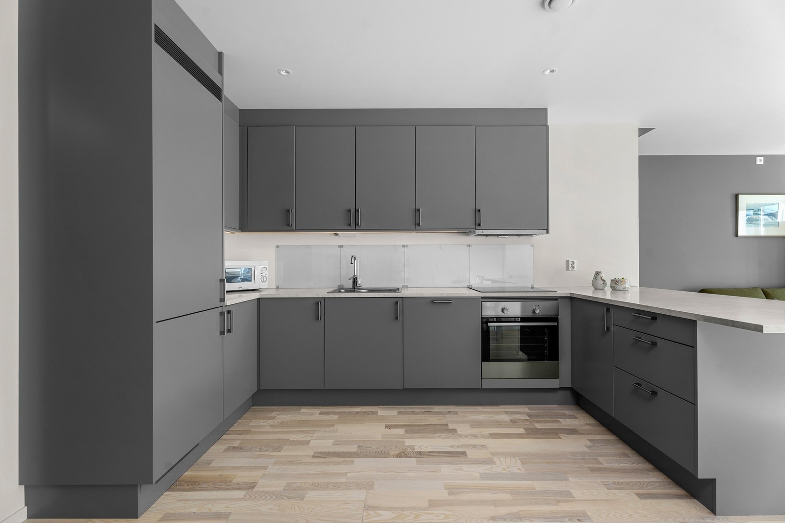 Kjøkkenet er utstyrt med masse lagringsplass. Galleribilde