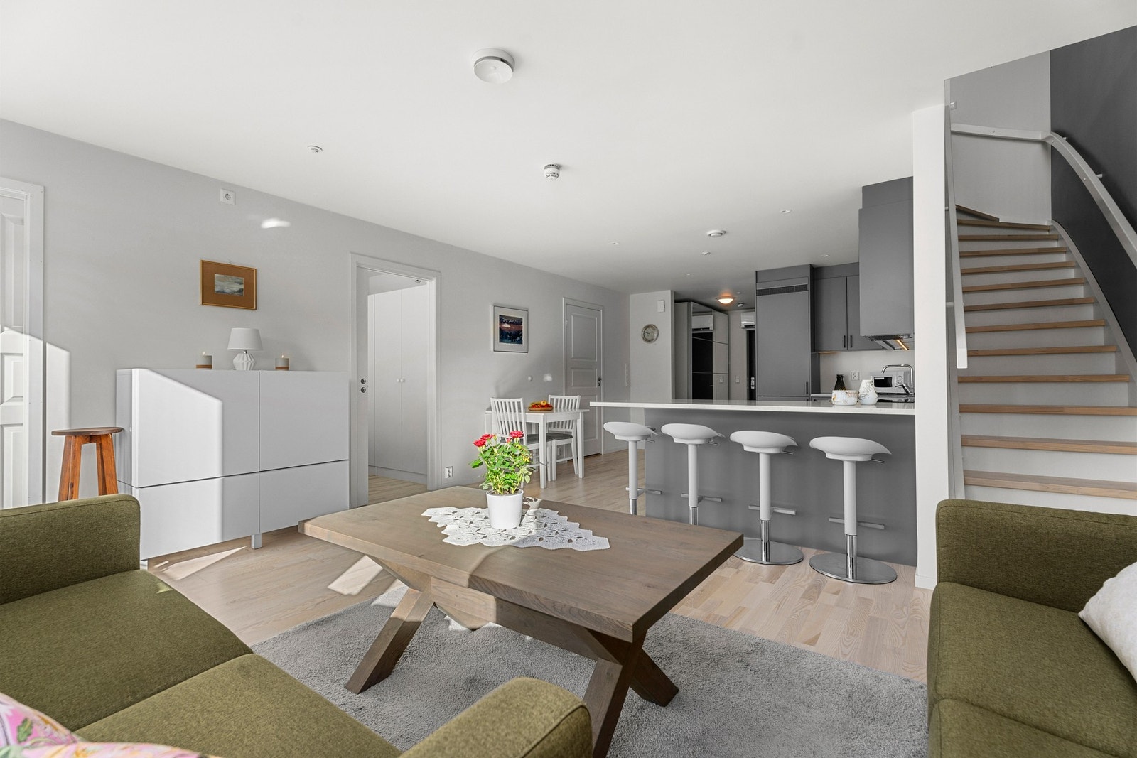 Utifra prosjektert standard er leilighet påkostet med belysning, parkett og kjøkken med høye overskap til t Galleribilde