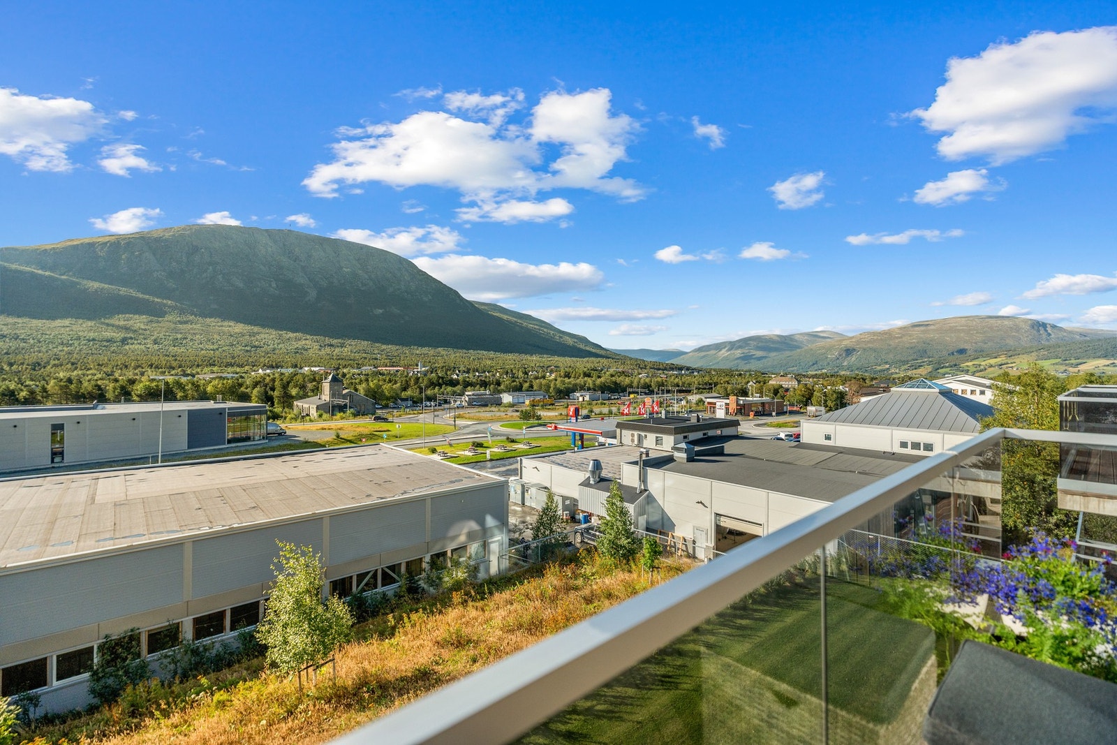 Flott toppleilighet over 2 plan med vid utsikt og gode solforhold. Galleribilde