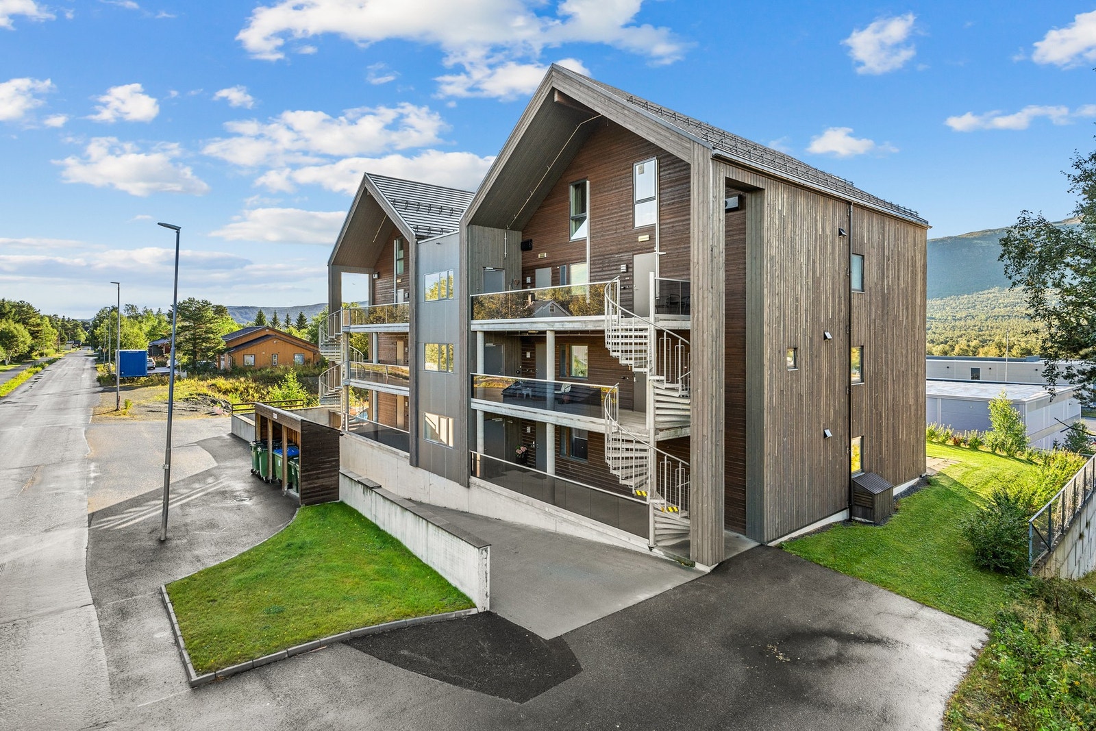 Sameiet har ekstra parkeringsplasser på oversiden av bygget. Galleribilde