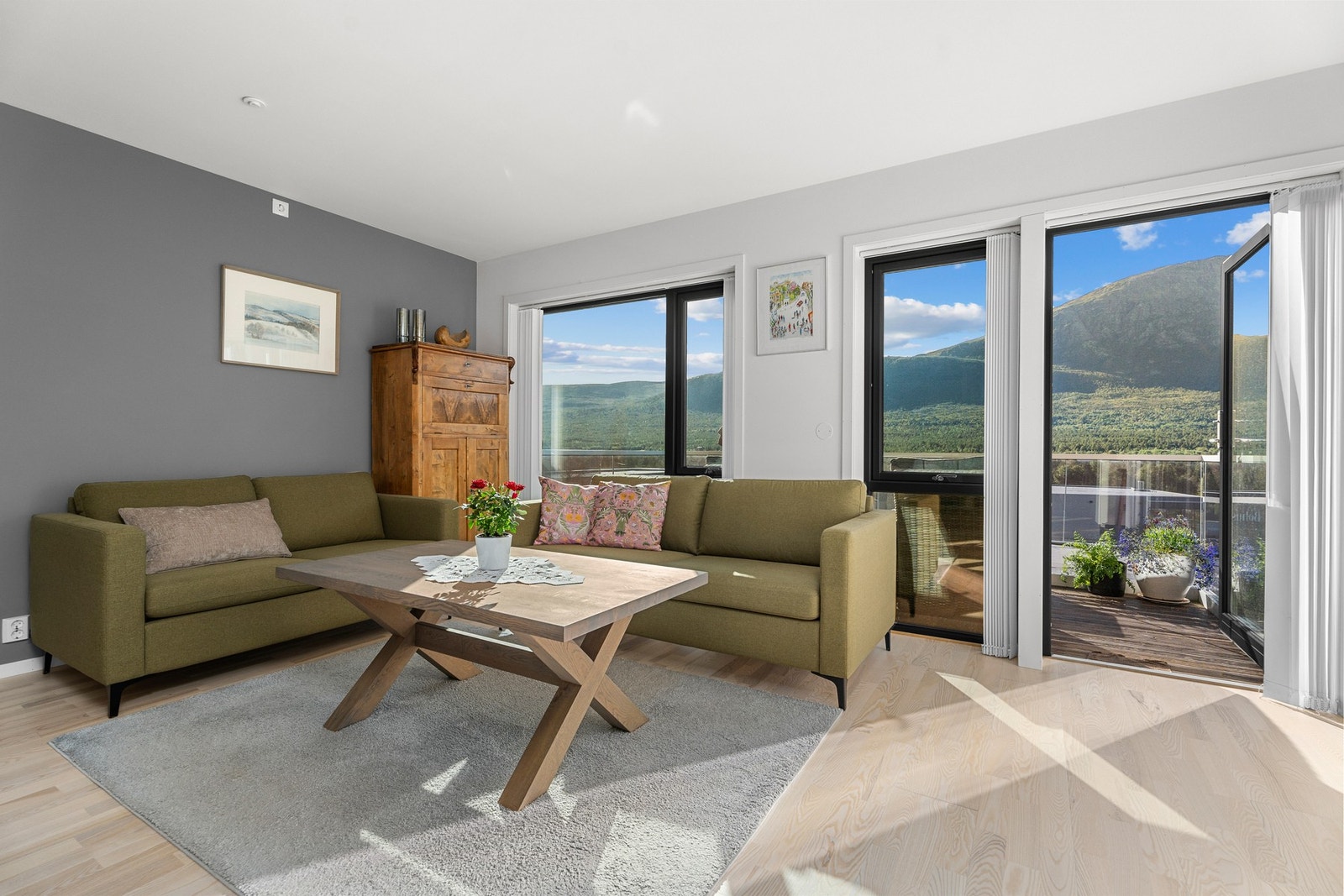 Leiligheten går over 2 plan med gang, stue, kjøkken, bad og 2 soverom i hovedetasjen. Galleribilde