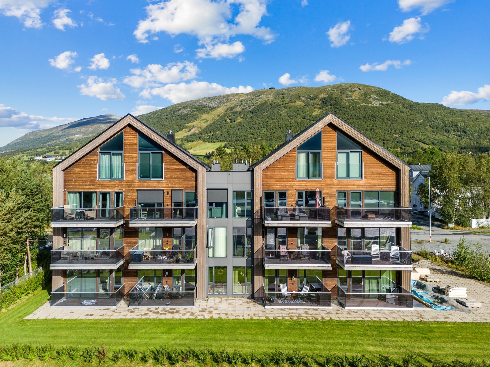 Leiligheten har en attraktivt beliggenhet i sentrum, man ligger skjermet til ved Høgmoparken med gang og sykkelveier i umiddelbar nærhet. Galleribilde