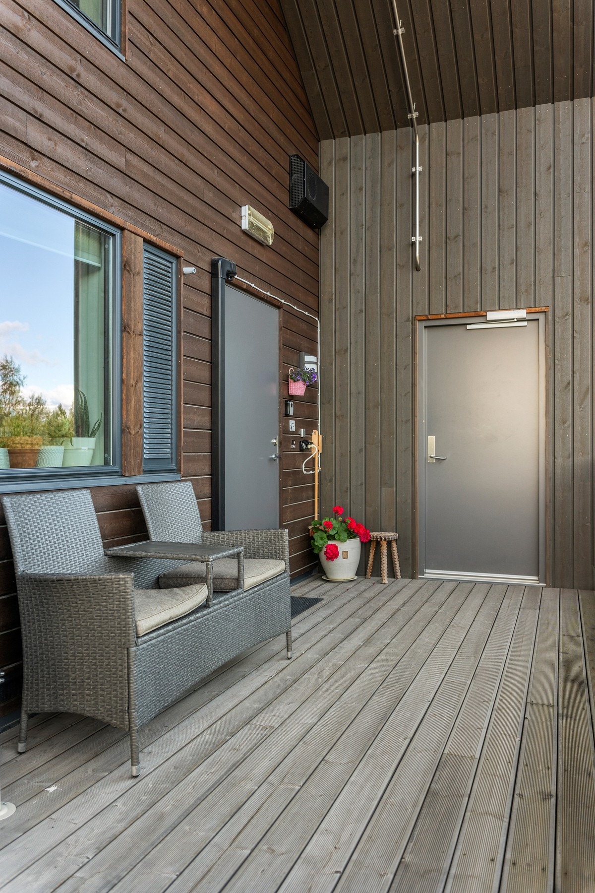 Svalgangen fra heis til inngangsdør fungere godt som en ekstra uteplass. Galleribilde